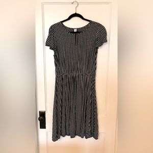 Black and White flutter sleeve dress with button fasten keyhole